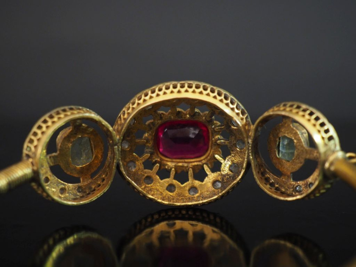 Bracelet jonc en or jaune 585 (?), à décor de trois médaillons ajourés