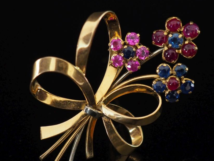 Broche en or 750 et pierres de couleurs en forme de bouquet de fleurs 