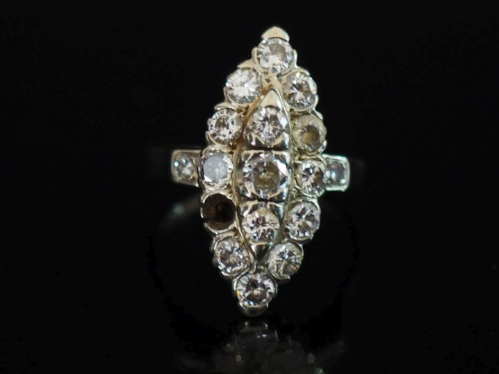 Bague de forme marquise en or blanc 750, sertie de diamants taille anc