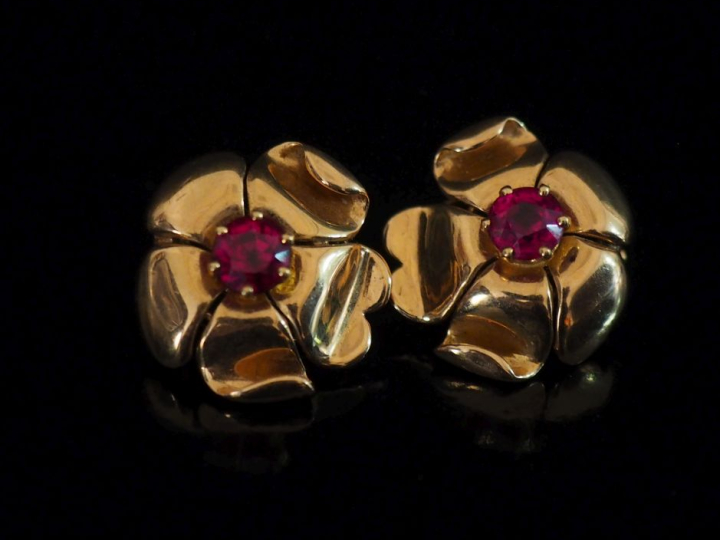 Paire de perces oreilles en forme de fleur en or jaune 750, sertis en 