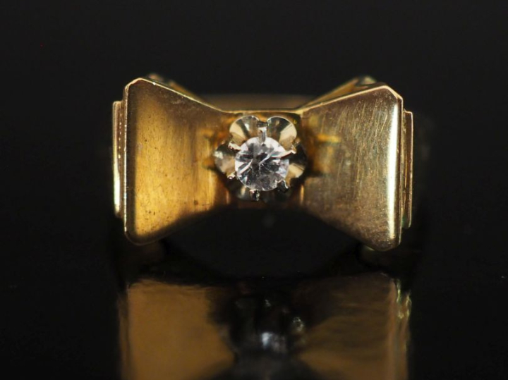 Bague nœud en or jaune 750, sertie en son centre d'une pierre à l'imit