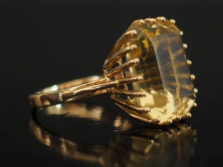 Bague en or jaune 750, sertie en son centre d'un quartz jaune.  TDD. 5