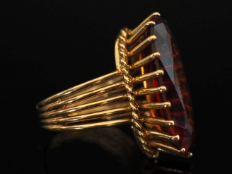 Vente aux enchères Bague de forme marquise en or jaune 750, sertie en son centre d'un qua