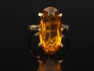 Vente aux enchères Bague en or jaune 750, sertie en son centre d'un quartz orange.  TDD. 