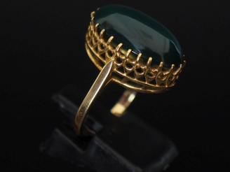 Vente aux enchères Bague en or jaune 750, sertie en son centre d'une pierre verte en cabo