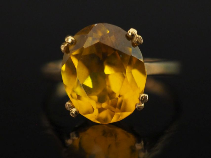 Petite bague en or jaune 750, sertie en son centre qu'un quartz jaune.