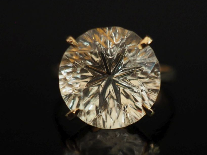 Bague en or jaune 750, sertie en son centre d'une pierre jaune pâle.  