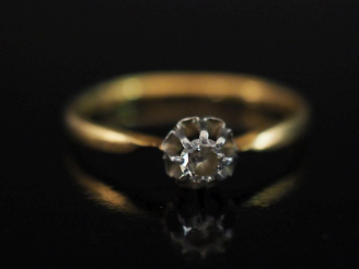 Vente aux enchères Petite bague de forme solitaire en or jaune 750, sertie en son centre 