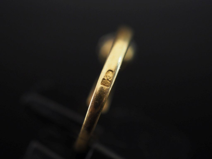 Petite bague de forme solitaire en or jaune 750, sertie en son centre 