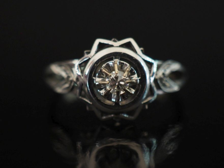 Petite bague ajourée en or blanc 750, sertie en son centre d'un petit 
