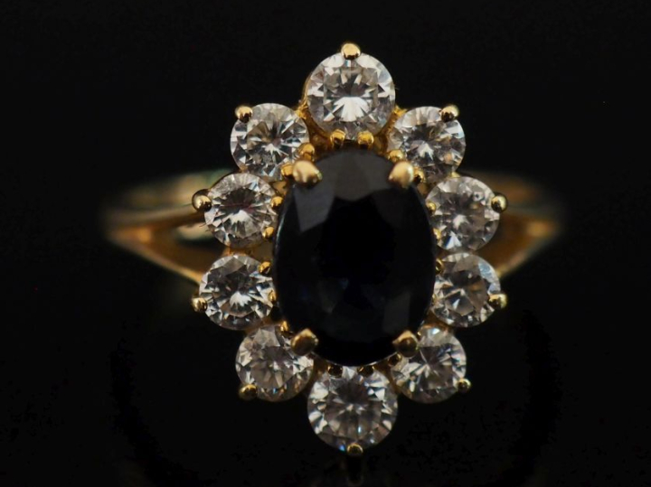 Bague de forme marguerite en or jaune 750, sertie en son centre d'une 