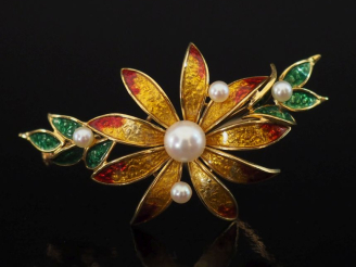 Vente aux enchères Broche en or jaune 750 en forme de fleur épanouie, rehaussée d'émail j