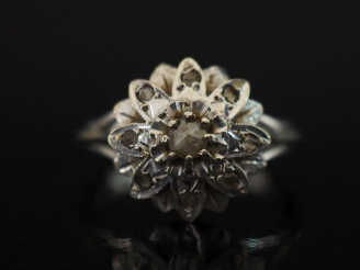 Vente aux enchères Bague en or blanc 750 en forme de fleur, sertie de diamants taillés en