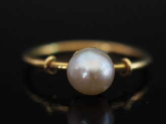 Vente aux enchères Petite bague en or jaune 750, sertie en son centre d'une perle blanche