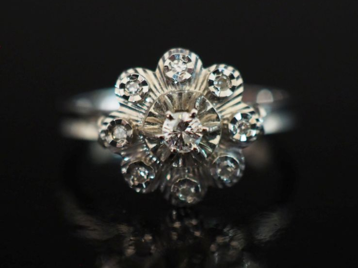 Bague en or blanc 750, à décor d'une fleur sertie de petits diamants. 