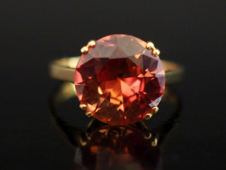 Vente aux enchères Bague en or jaune 750, sertie en son centre d'une pierre synthétique o