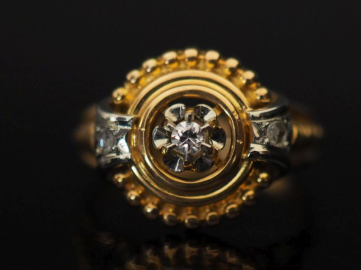 Bague en or jaune 750, à décor de godrons et petits rangs de perles, s