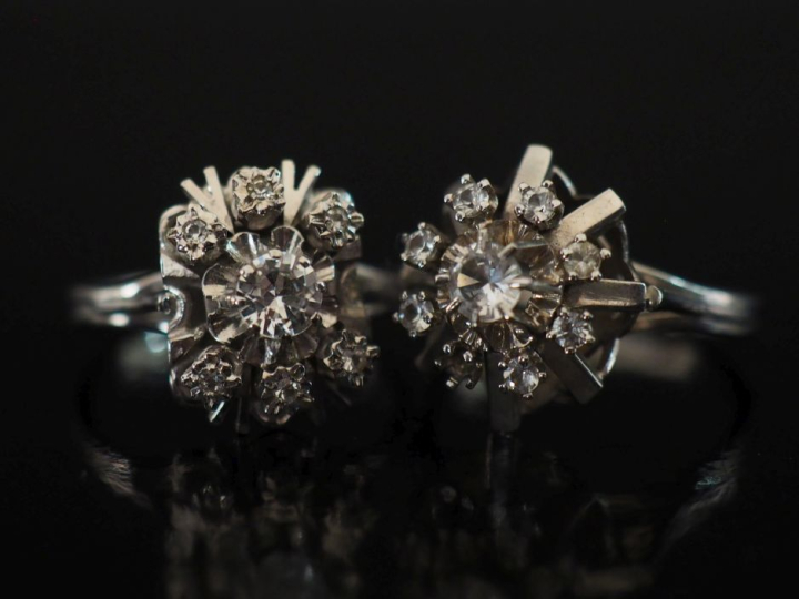 Ensemble comprenant :  - une bague en or blanc 750, sertie de pierres 