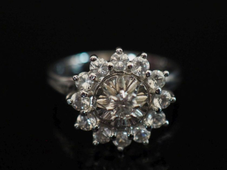 Vente aux enchères Bague en forme de fleur en or blanc 750, sertie de pierres à l'imitati