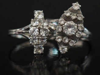 Vente aux enchères Deux différentes bague de forme marquise en or blanc 750, serties de p
