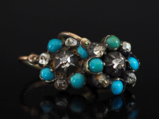 Vente aux enchères Paire de perces oreilles en or jaune 750 et argent, à décor d'une fleu