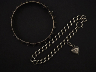 Vente aux enchères Ensemble comprenant :  - un bracelet en argent, maille gourmette, agré