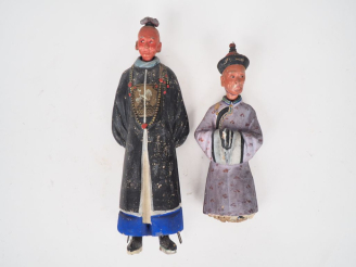 Vente aux enchères Chine vers 1900.  Deux statuettes en terre cuite polychrome représenta