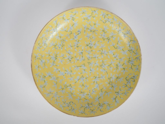 Vente aux enchères Chine, vers 1900, Coupe creuse, en porcelaine émaillée jaune, à décor 