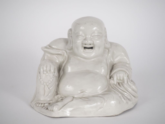 Vente aux enchères Chine, vers 1900,  Bouddha milefo, en porcelaine blanc de chine, repré
