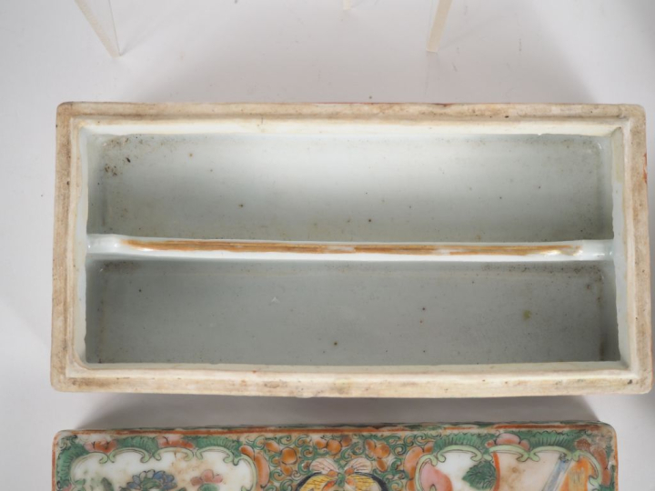Chine, Canton, fin XIXe siècle,  Ensemble comprenant cinq porcelaines 