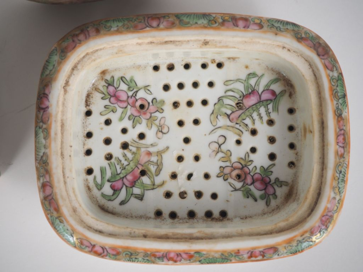 Chine, Canton, fin XIXe siècle,  Ensemble comprenant cinq porcelaines 