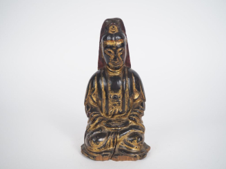 Vente aux enchères Chine, fin XVIIIe début XIXe siècle,  Statuette en bois laqué brun, ro
