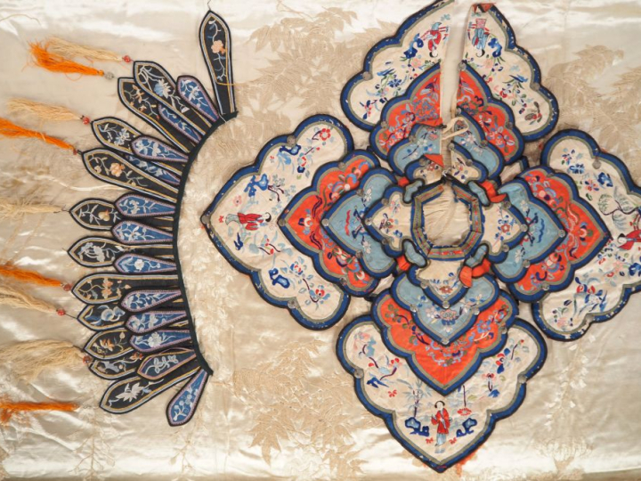 Chine du Sud, XIXe et Xxe siècle, Ensemble comprenant trois textiles d