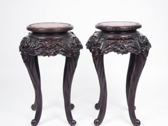 Vente aux enchères Chine début Xxe siècle. Paire de sellettes en bois sculpté à décor feu