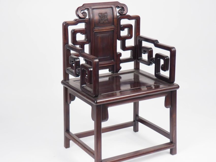 Chine, début Xxe siècle. Fauteuil en bois à décor ajouré et sculpté.