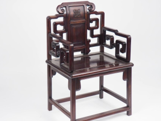 Vente aux enchères Chine, début Xxe siècle. Fauteuil en bois à décor ajouré et sculpté.