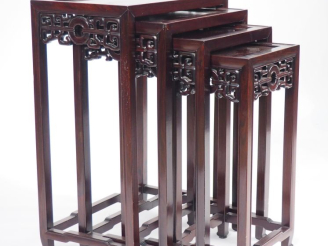 Vente aux enchères Chine, début Xxe siècle. 4 tables gigognes en bois à décor sculpté et 