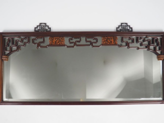 Vente aux enchères Chine, début Xxe siècle. 2 miroirs assortis à décor sculpté de personn