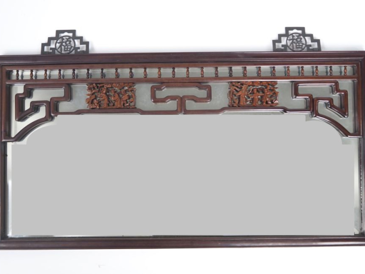 Chine, début Xxe siècle. 2 miroirs assortis à décor sculpté de personn