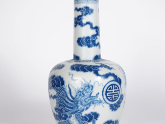 Vente aux enchères Vietnam, XIXe siècle,  Vase maillet en porcelaine blanche, à décor en 