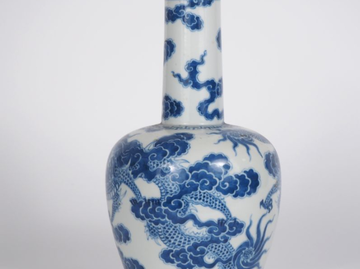 Vietnam, XIXe siècle,  Vase maillet en porcelaine blanche, à décor en 