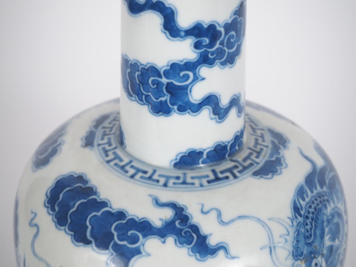 Vietnam, XIXe siècle,  Vase maillet en porcelaine blanche, à décor en 