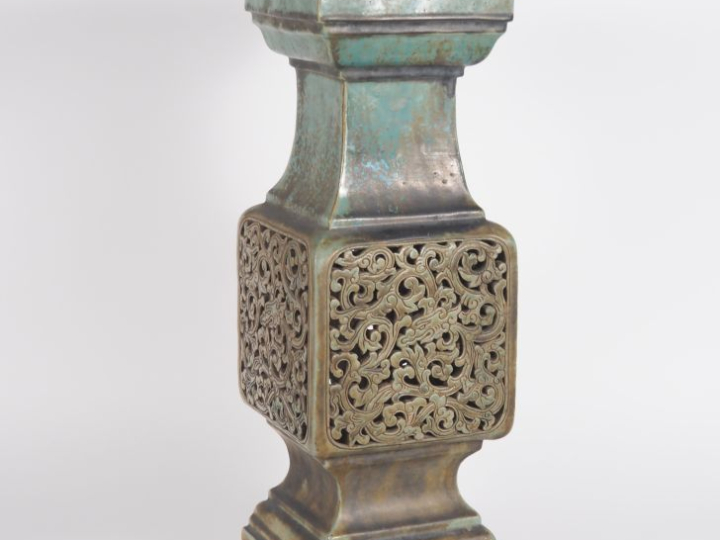 Vietnam, école de Bien Hoa, vers 1930,  Important vase Gu quadrangulai