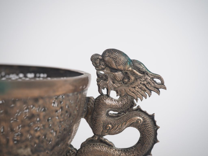 Vietnam, Xxe siècle, Coupe en cuivre argenté, à décor ajouré de dragon