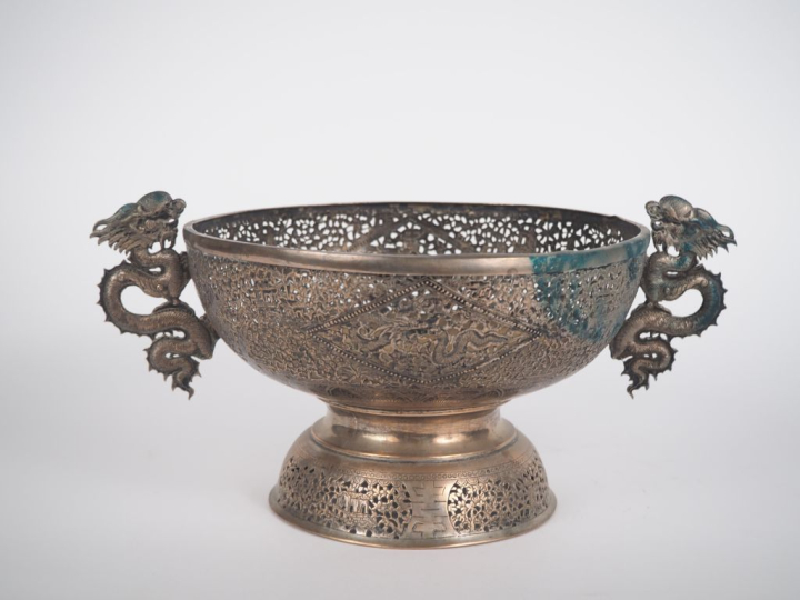 Vietnam, Xxe siècle, Coupe en cuivre argenté, à décor ajouré de dragon