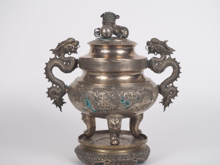 Indochine, vers 1920, Brûle parfums tripode, en cuivre argenté,  orné 
