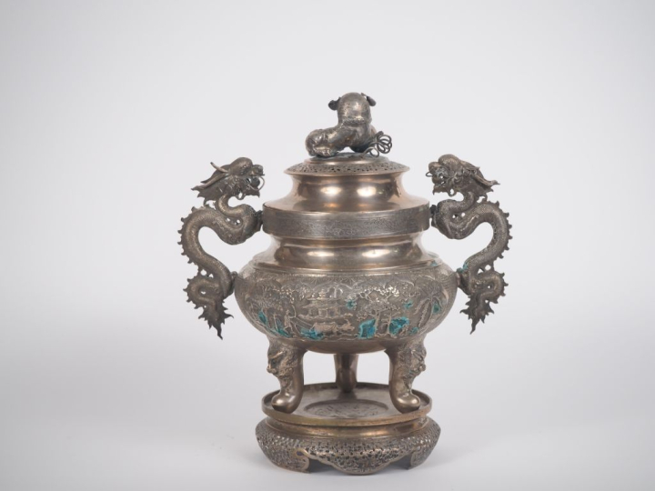 Indochine, vers 1920, Brûle parfums tripode, en cuivre argenté,  orné 