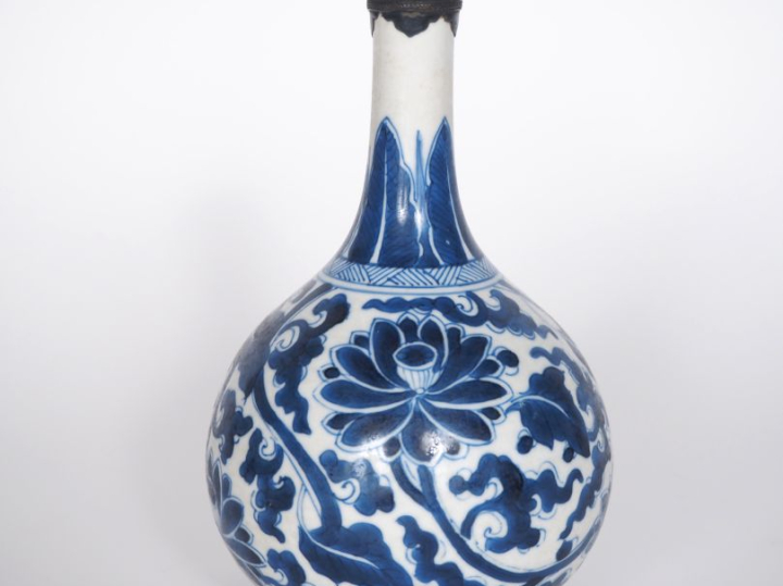 Chine, pour le Vietnam XVIIIe siècle,  Vase bouteille à long col, en p