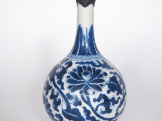 Vente aux enchères Chine, pour le Vietnam XVIIIe siècle,  Vase bouteille à long col, en p