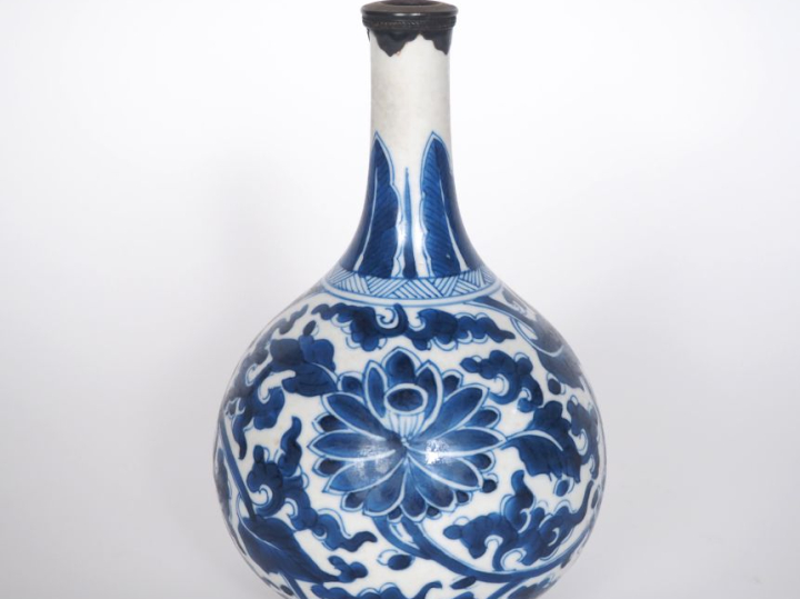 Chine, pour le Vietnam XVIIIe siècle,  Vase bouteille à long col, en p